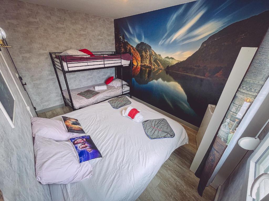 een slaapkamer met 2 stapelbedden en een muurschildering bij Harry Potter By Carl-Emilie 1 chambres 1 à 4 pers in Épinal