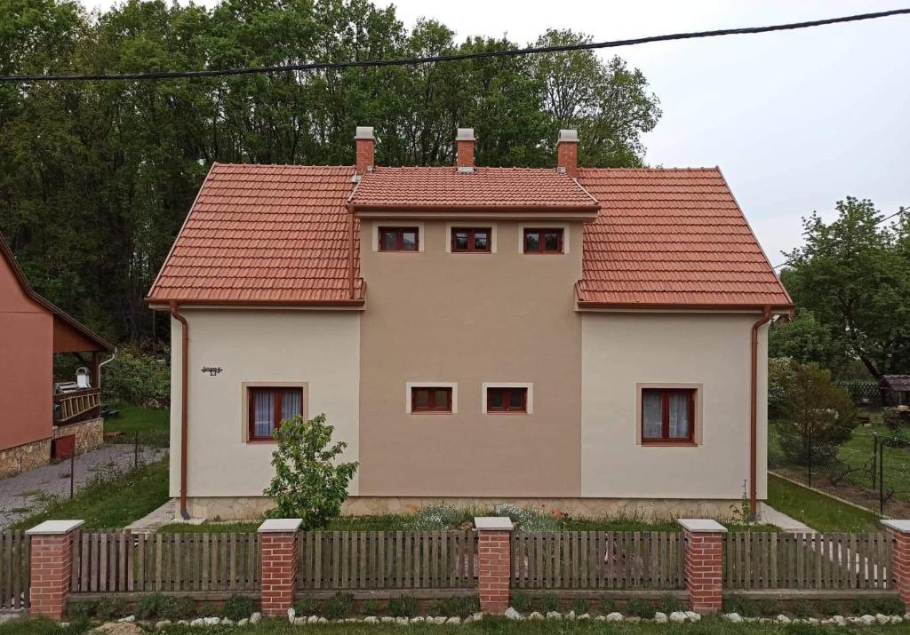 ティサフュレドにあるMatula vendégházの赤い屋根の白い家