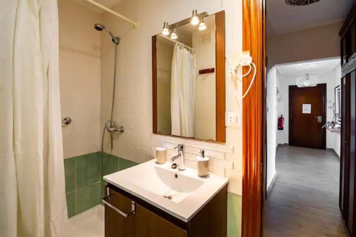 Koupelna v ubytování Apartamento Ezcurdia 22 Playa de San Lorenzo primera línea