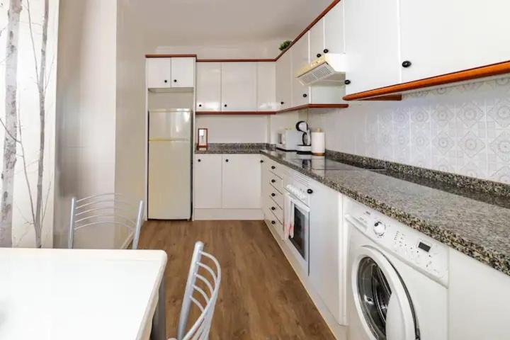 Kuchyň nebo kuchyňský kout v ubytování Apartamento Ezcurdia 22 Playa de San Lorenzo primera línea