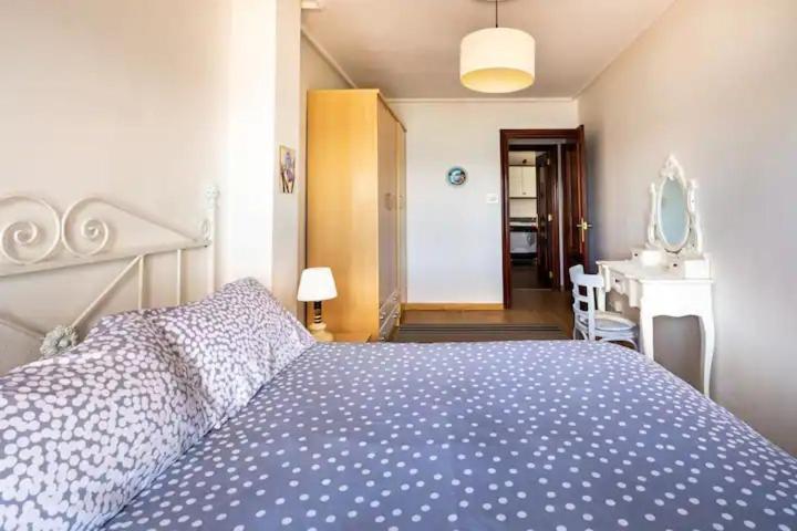 Postel nebo postele na pokoji v ubytování Apartamento Ezcurdia 22 Playa de San Lorenzo primera línea