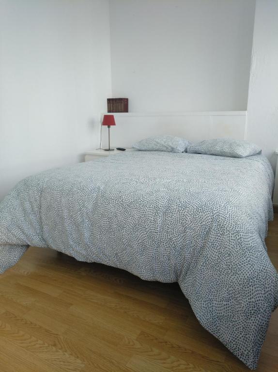 Łóżko lub łóżka w pokoju w obiekcie Estudio. Sada, A Coruña.
