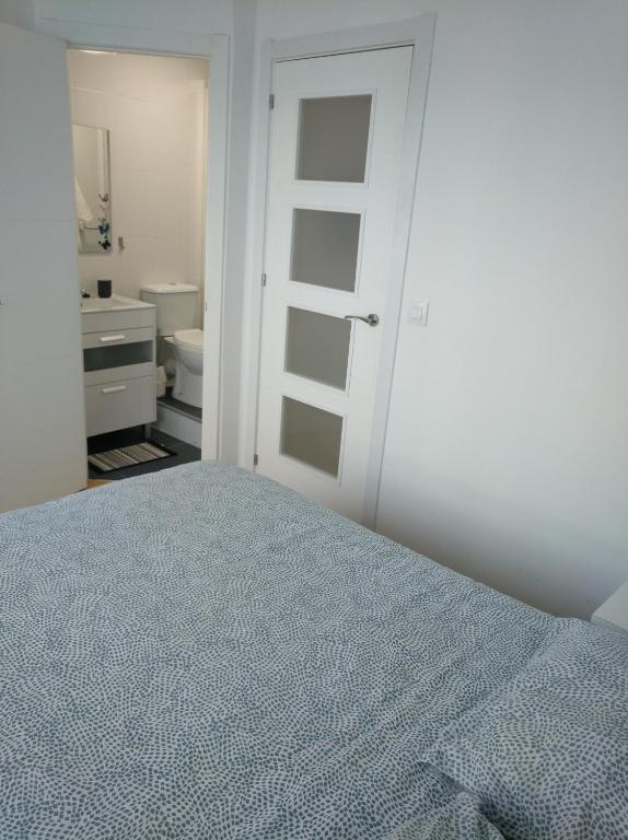 Łóżko lub łóżka w pokoju w obiekcie Estudio. Sada, A Coruña.