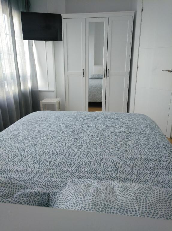 Łóżko lub łóżka w pokoju w obiekcie Estudio. Sada, A Coruña.