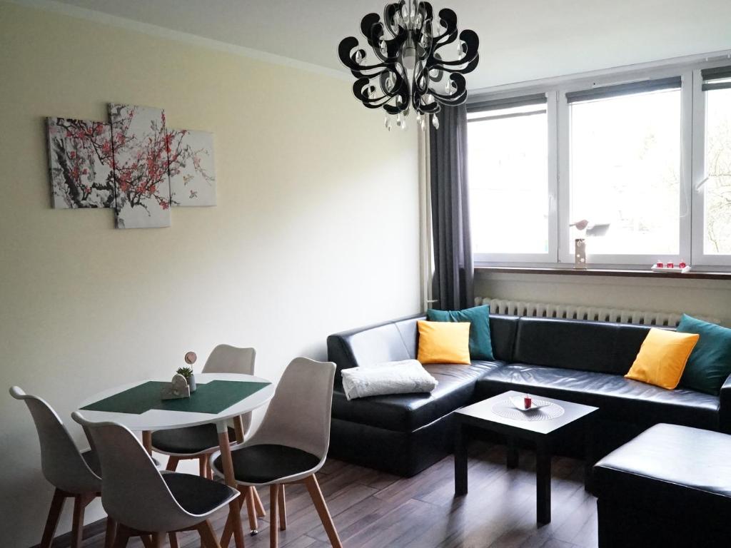 sala de estar con sofá y mesa en Wisienka en Duszniki Zdrój