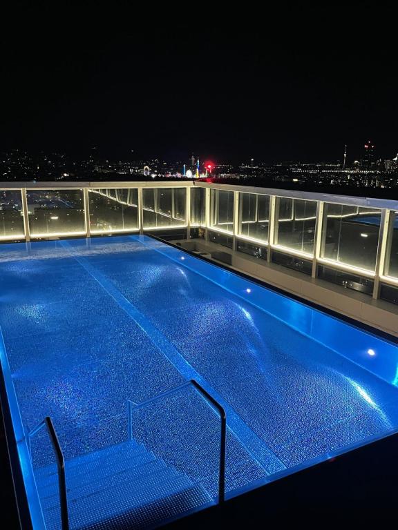 Bazén v ubytovaní Royal Swan Skyline, Wien alebo v jeho blízkosti