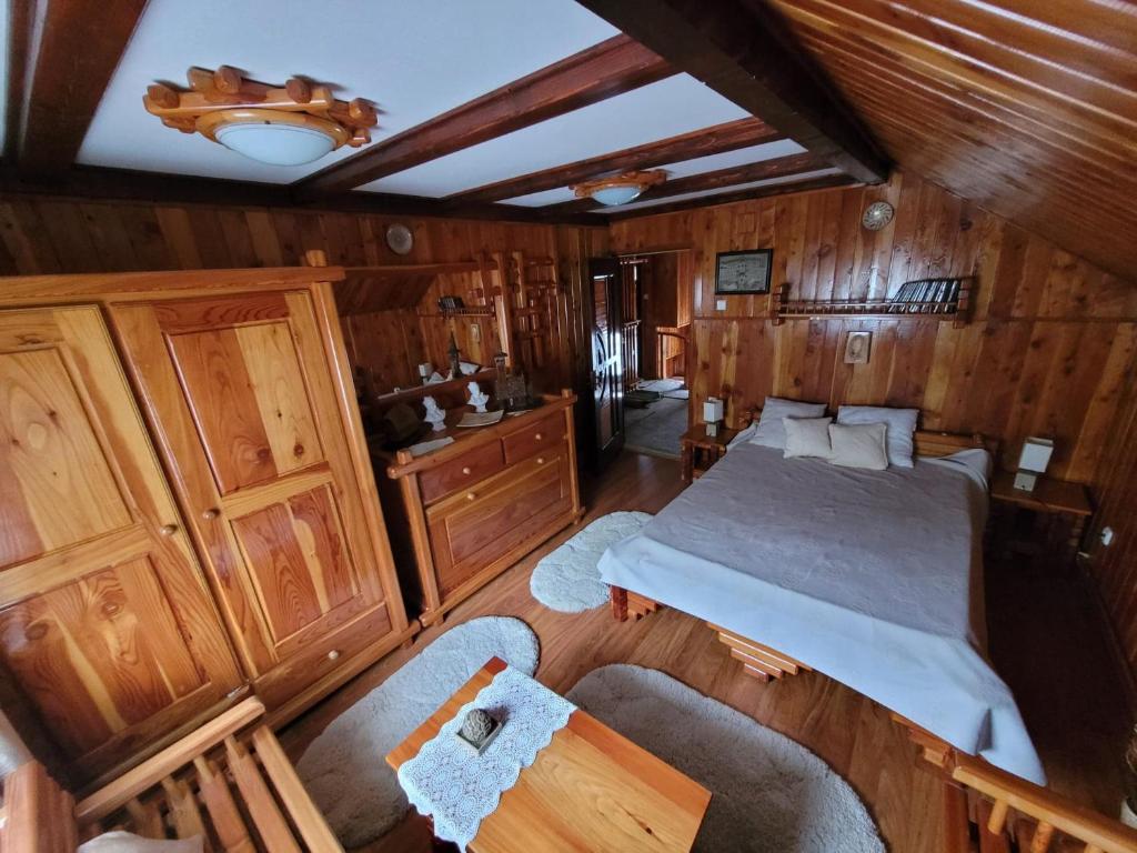 einen Blick über ein Schlafzimmer in einer Hütte in der Unterkunft RUSTIC Vidra in Vidra