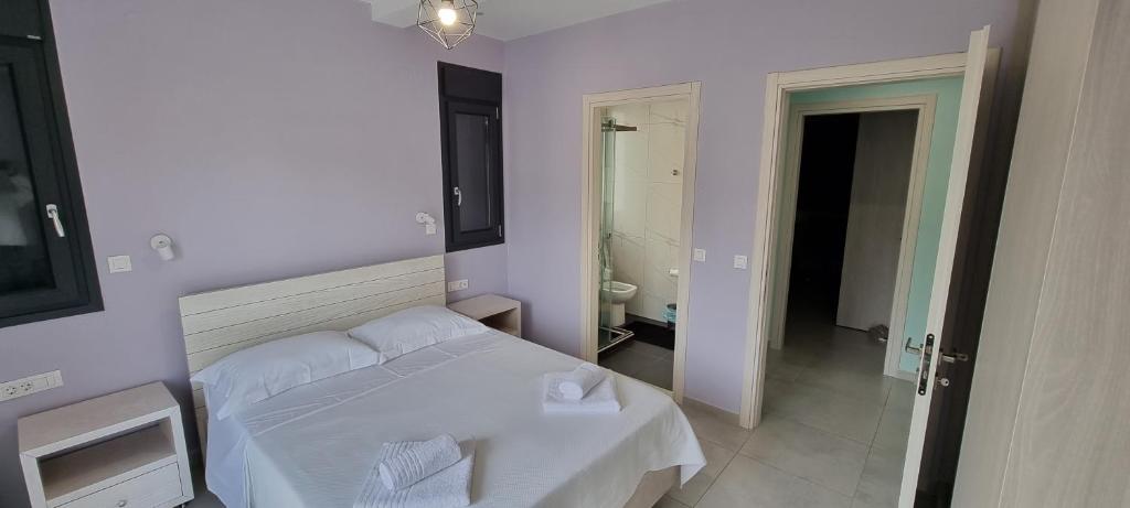 Łóżko lub łóżka w pokoju w obiekcie Sandy Cozy Apartments