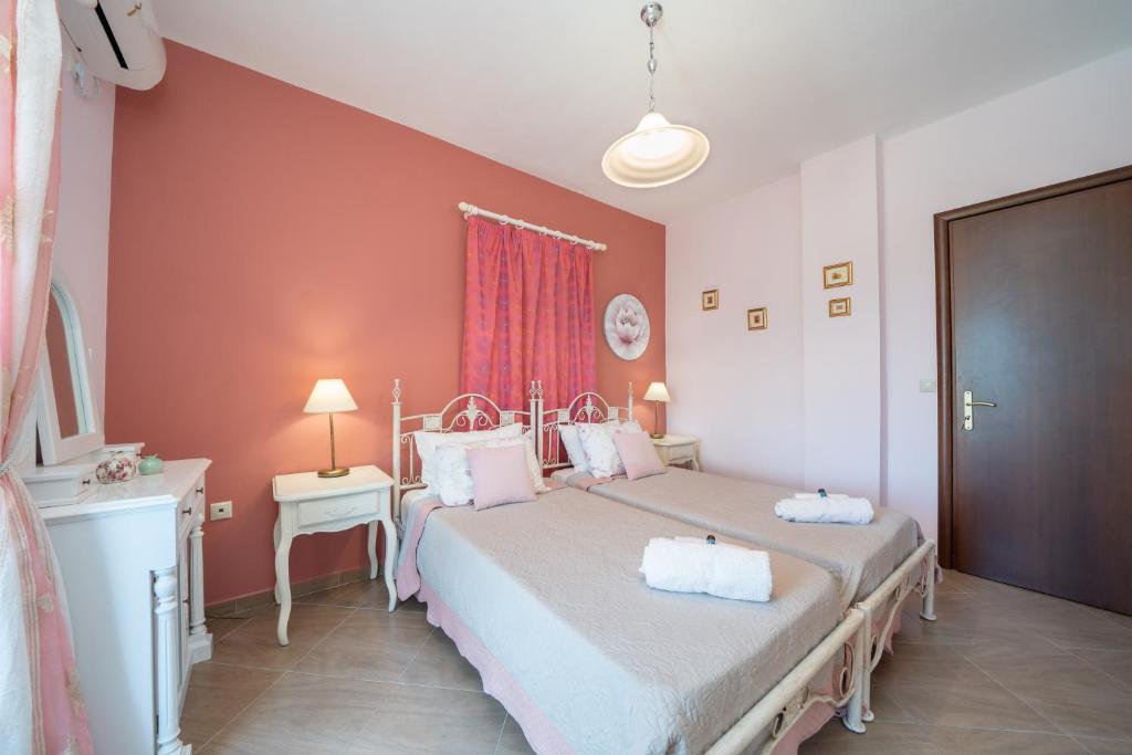 Postel nebo postele na pokoji v ubytování superb villa with private pool peaceful location