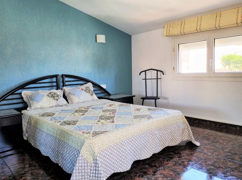 Posteľ alebo postele v izbe v ubytovaní Villa Aquamarina 600 m vom Meer, Casa in Miami Platja, Ferienhaus mit Garten, WLAN, Garage, Terrasse, Grill