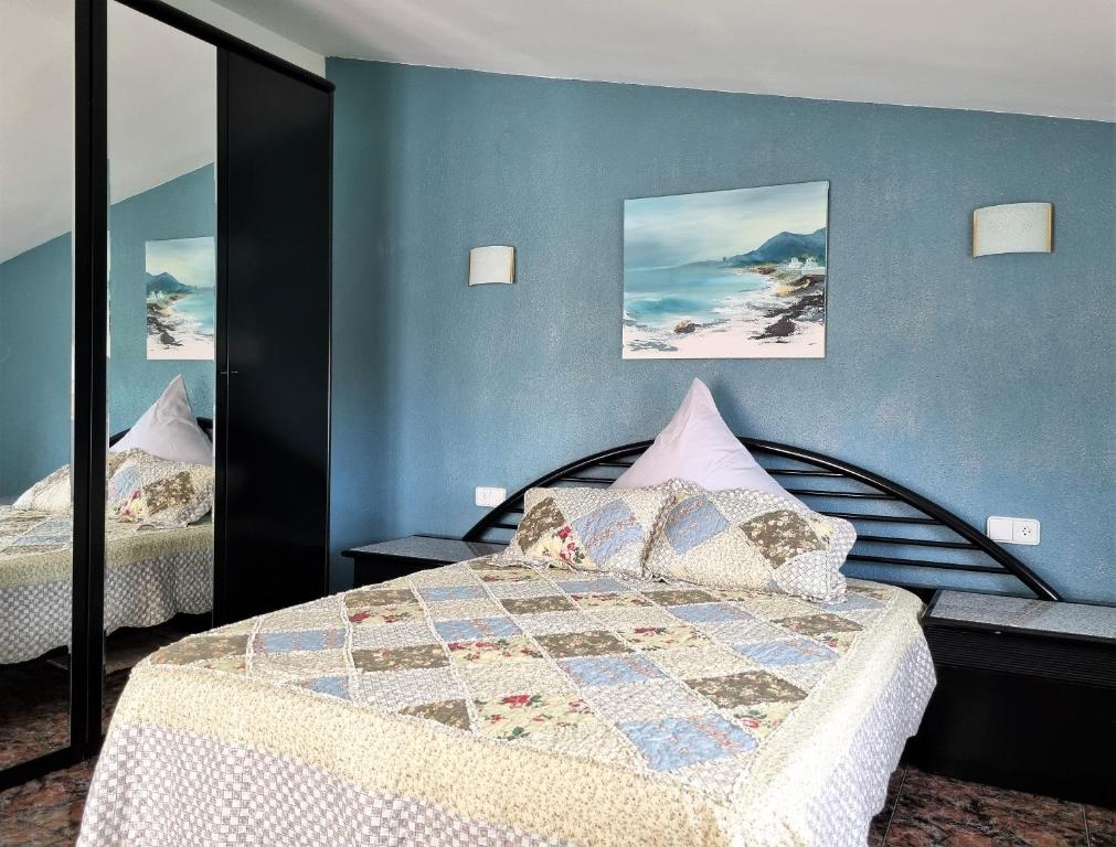 Posteľ alebo postele v izbe v ubytovaní Villa Aquamarina 600 m vom Meer, Casa in Miami Platja, Ferienhaus mit Garten, WLAN, Garage, Terrasse, Grill