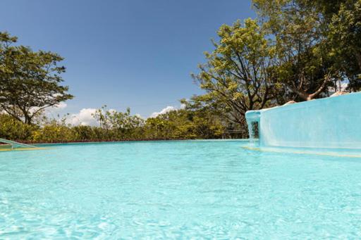 Bazén v ubytování Colinas del Miravalles Hotel & Hot Springs nebo v jeho okolí