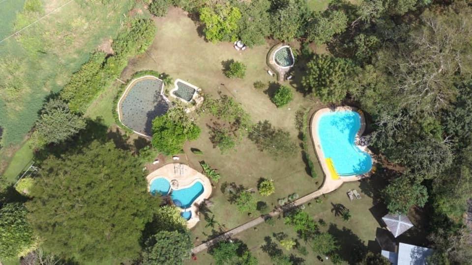 Bazén v ubytování Colinas del Miravalles Hotel & Hot Springs nebo v jeho okolí