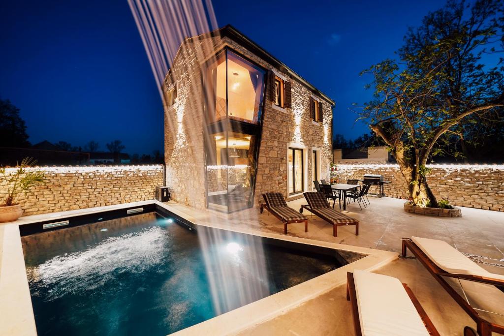 Basen w obiekcie Casa Giulia with heated pool lub w pobliżu