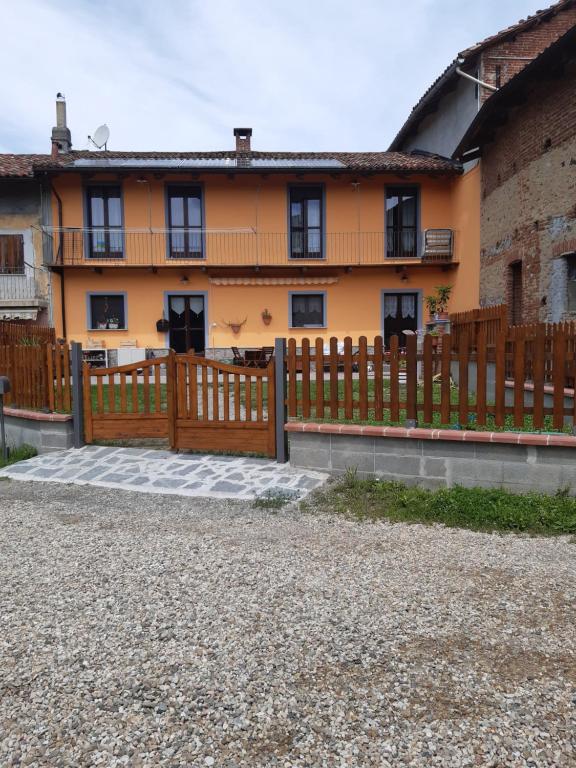 una valla de madera frente a una casa en C'era una volta, en Castelnuovo Don Bosco