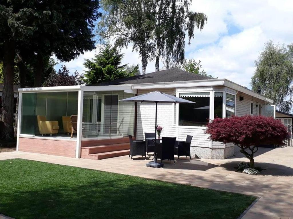 Κήπος έξω από το Glass Veranda Chalet in nature
