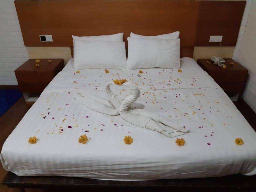 uma cama coberta de confetes com um bicho de peluche em LUXOR EMPIRE em Pantai Cenang