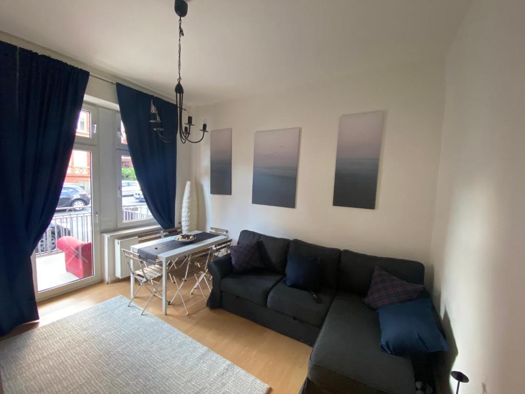 salon z kanapą i stołem w obiekcie Ruhige gemütliche Wohnung Altbau in zentraler Lage Wiesbaden w mieście Wiesbaden