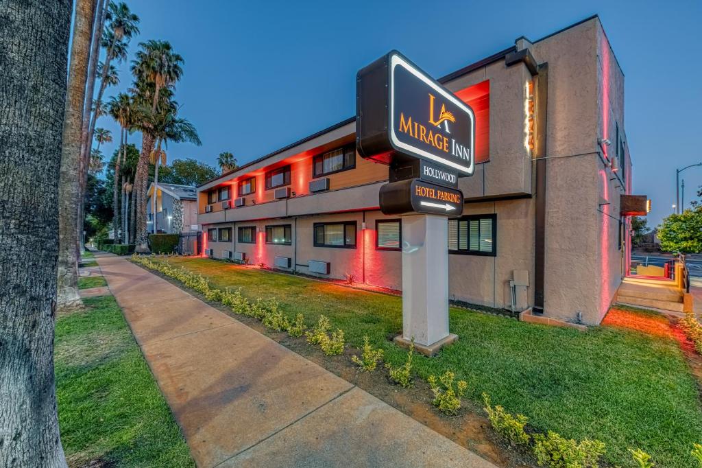 un edificio con una señal delante de él en La Mirage Inn - Hollywood en Los Ángeles