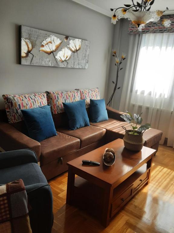 uma sala de estar com um sofá e uma mesa de centro em Sellamante2 em Ribadesella