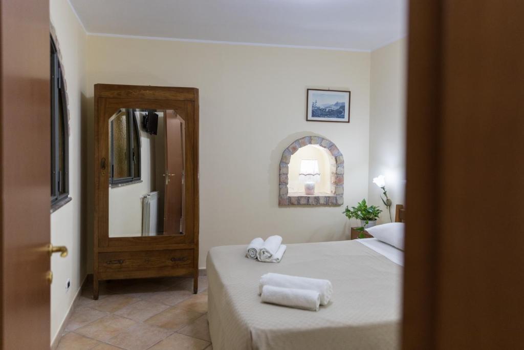 タオルミーナにあるVico Tauro Houseのベッドルーム1室(ベッド1台、タオル2枚付)