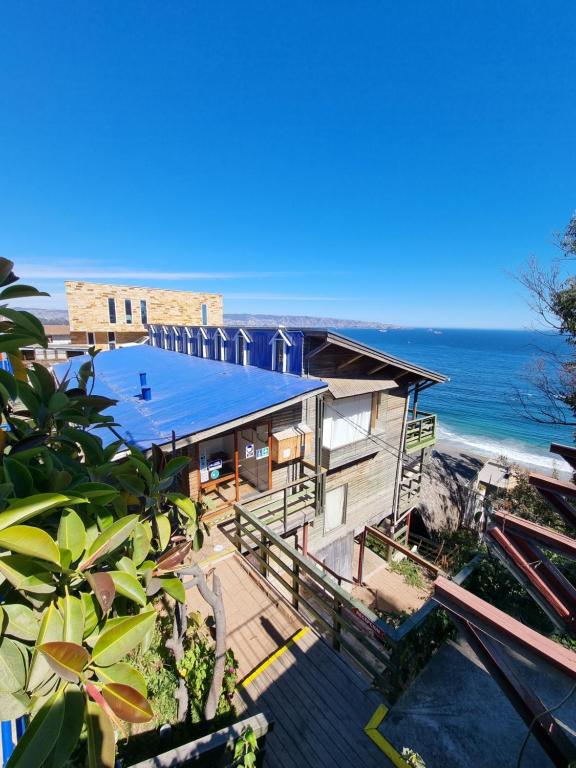 une maison sur la plage avec l'océan derrière elle dans l'établissement Cabañas Al Mar, à Viña del Mar