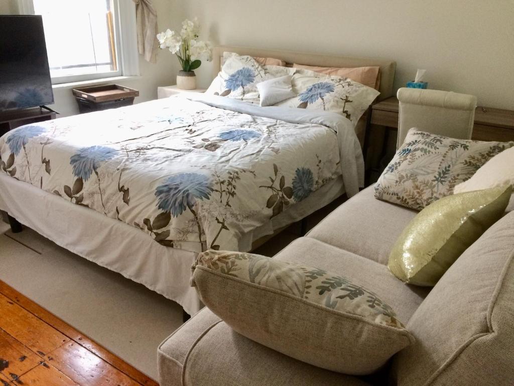 Una cama o camas en una habitación de Comfortable Whole Apartment 1 Bed 1 Bath at Harvard-MIT
