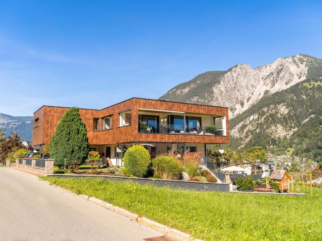 una casa su una collina con montagne sullo sfondo di Bitschnau a Vandans