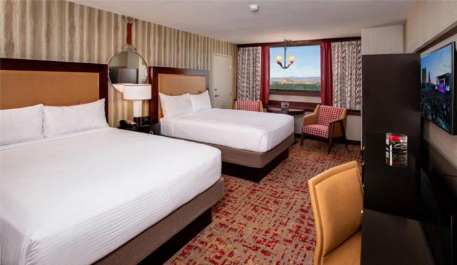 Postel nebo postele na pokoji v ubytování Nugget Casino Resort