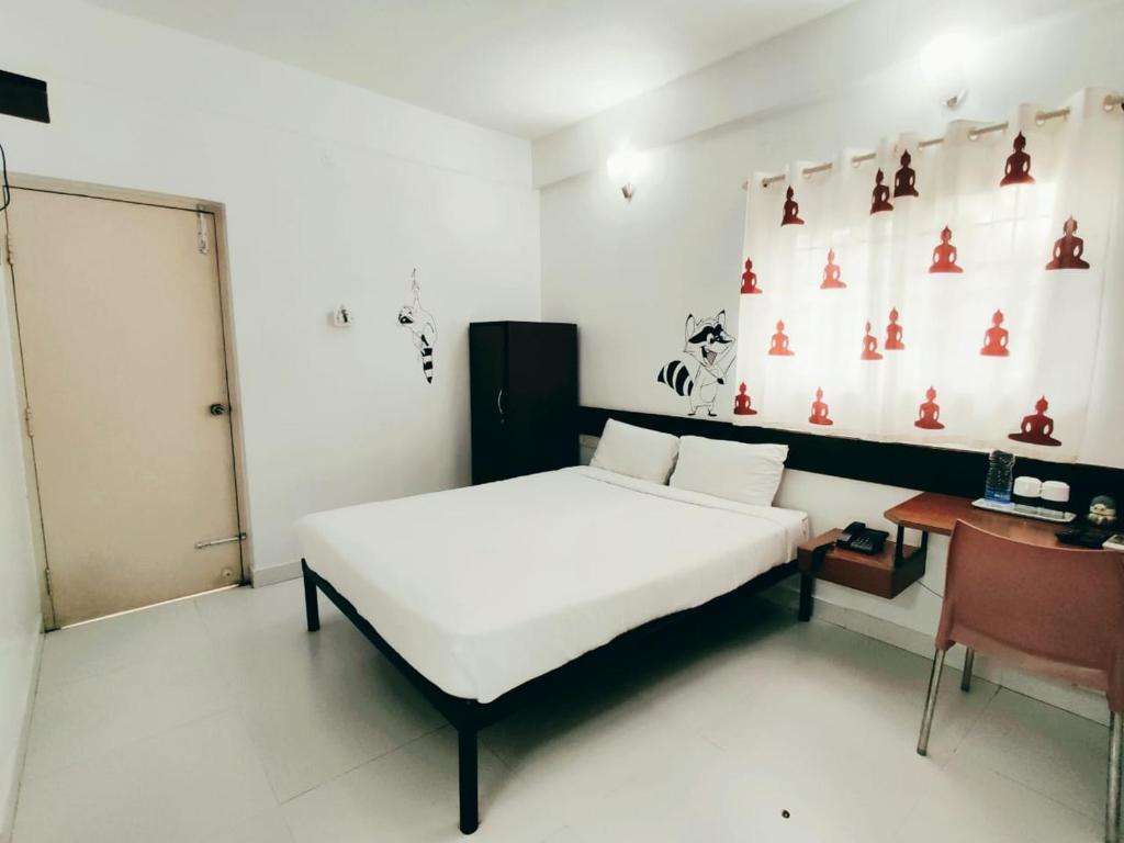 Postel nebo postele na pokoji v ubytování Raccoon Rooms
