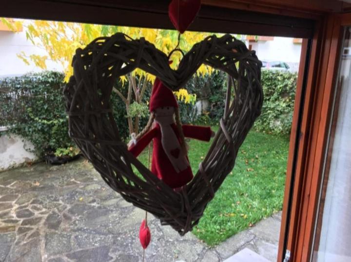 une couronne en forme de cœur avec un santa sur une fenêtre dans l'établissement ELUR ETXEA, à Isaba