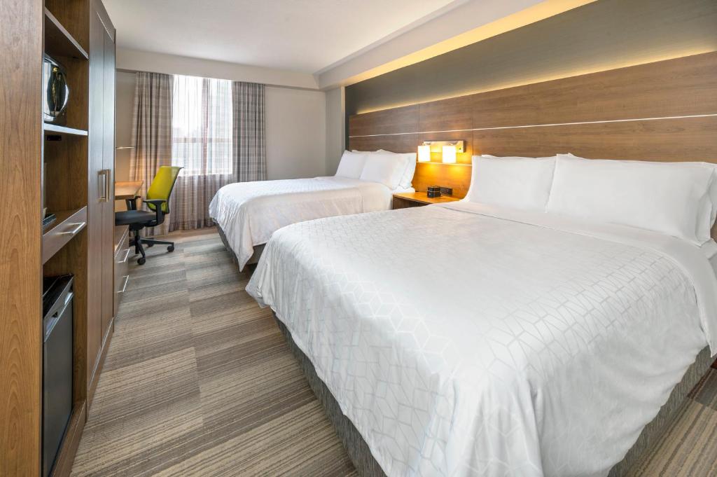 Una cama o camas en una habitación de Holiday Inn Express Toronto Downtown by IHG