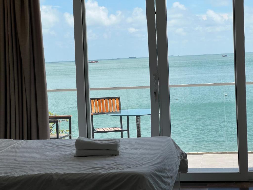 una camera con letto e vista sull'oceano di Nancy Grand Osaky Condotel Vung Tau a Vung Tau