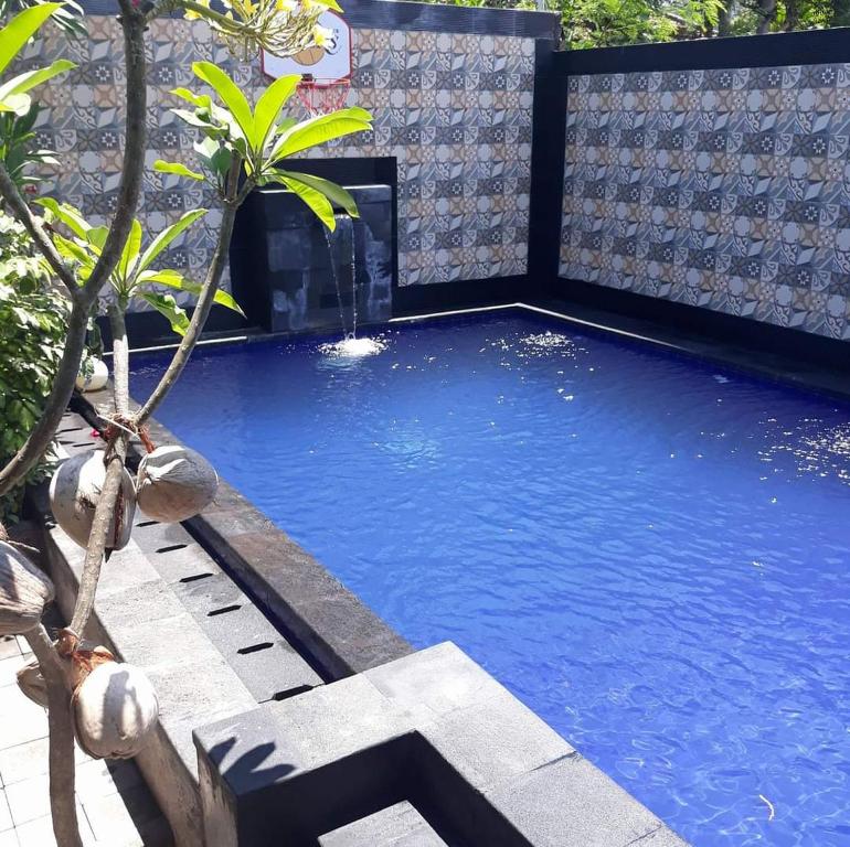 una piscina en medio de un patio trasero en Putu Guest House Pemuteran, en Pemuteran