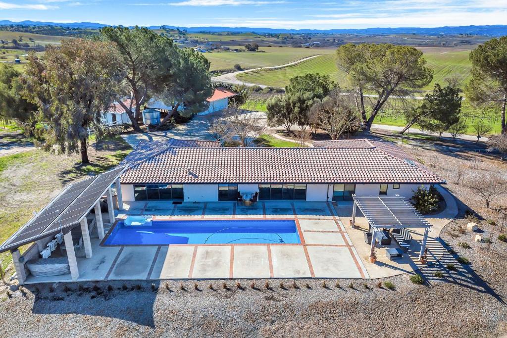 een uitzicht op een huis met een zwembad bij Devi Vineyard Delight in Paso Robles