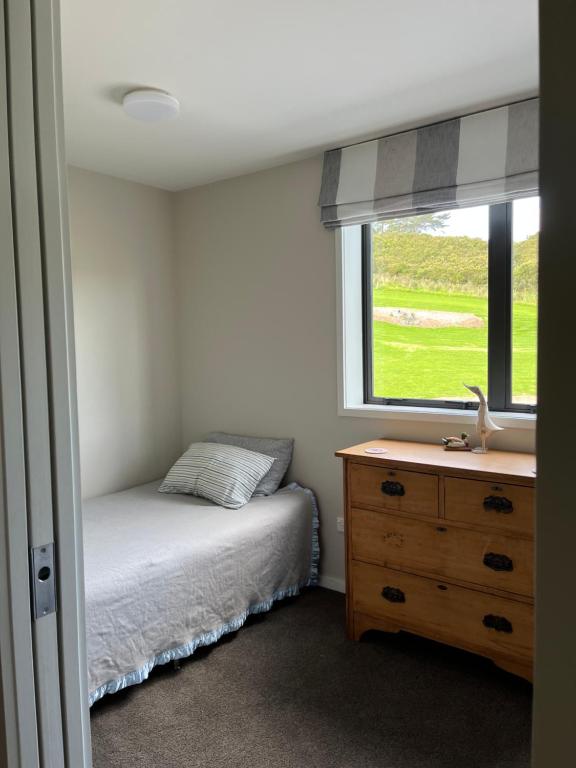 Postel nebo postele na pokoji v ubytování Kahu Farm Apartment