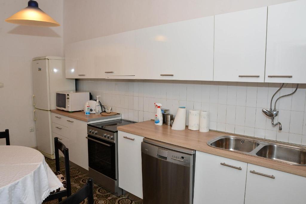 Kuchyňa alebo kuchynka v ubytovaní Apartment Škunca
