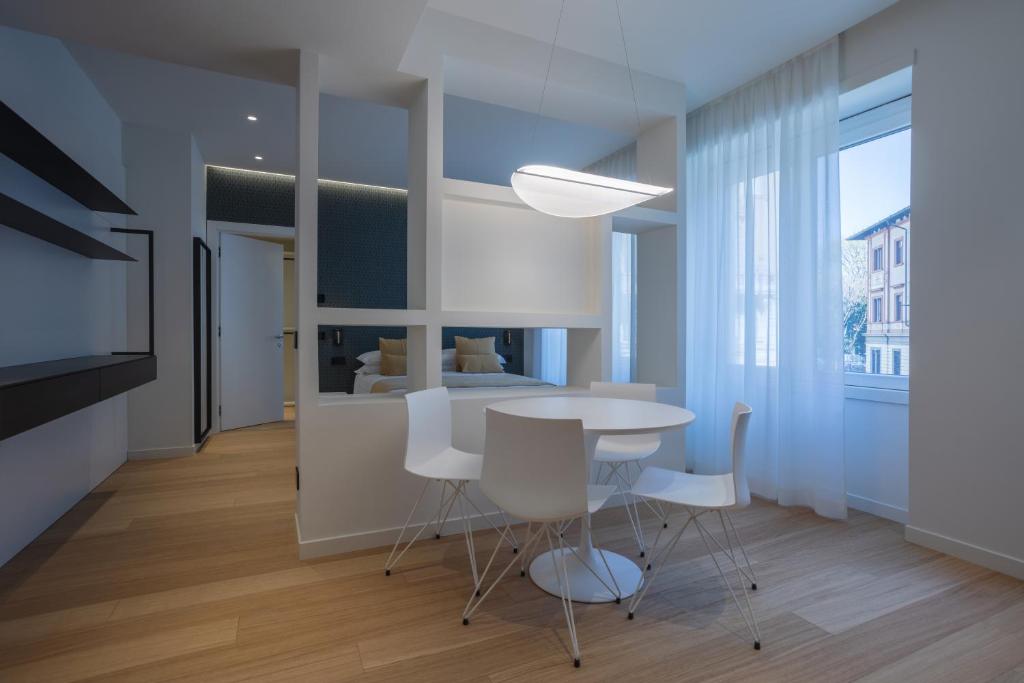 kuchnia i jadalnia ze stołem i krzesłami w obiekcie Sant'Ambrogio Apartments, Reception h24 w Mediolanie