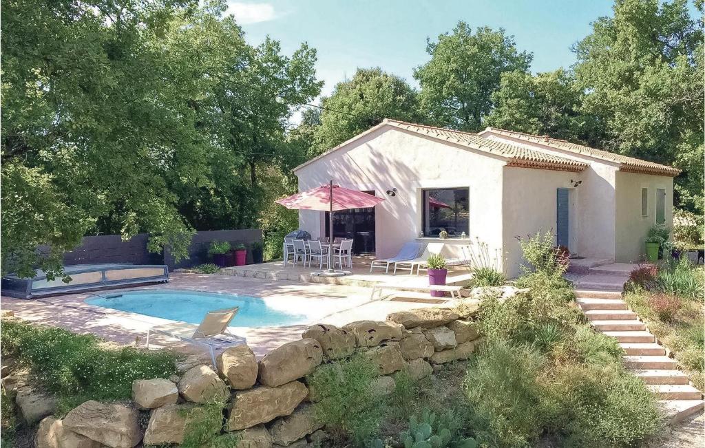 ein kleines Haus mit Pool im Hof in der Unterkunft Nice Home In St Romain En Viennois With House A Mountain View in Saint-Romain-en-Viennois