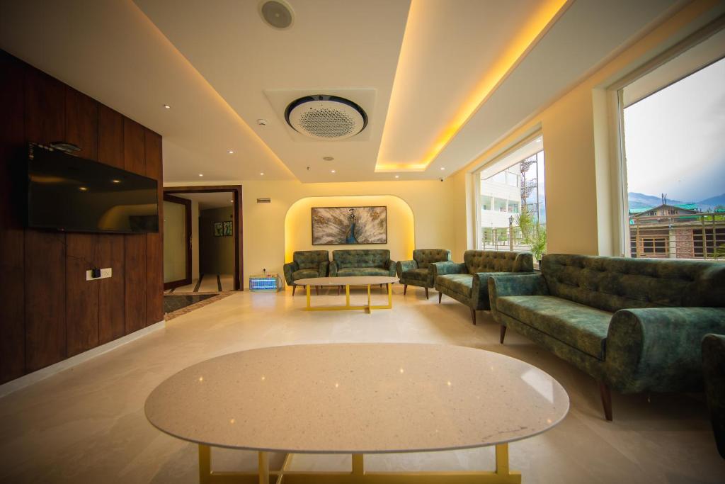 TV a/nebo společenská místnost v ubytování juSTa Grand View Resort & Spa, Manali