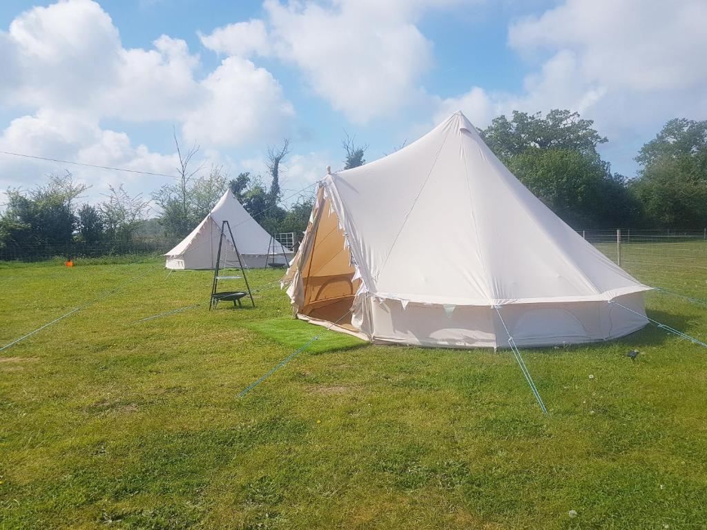 duas tendas estão montadas num campo em Two Jays Farm em Norwich