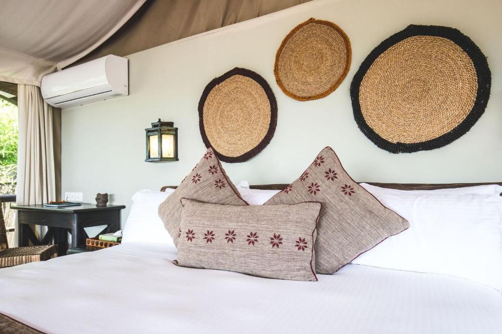 Postel nebo postele na pokoji v ubytování Jagatpur Lodge