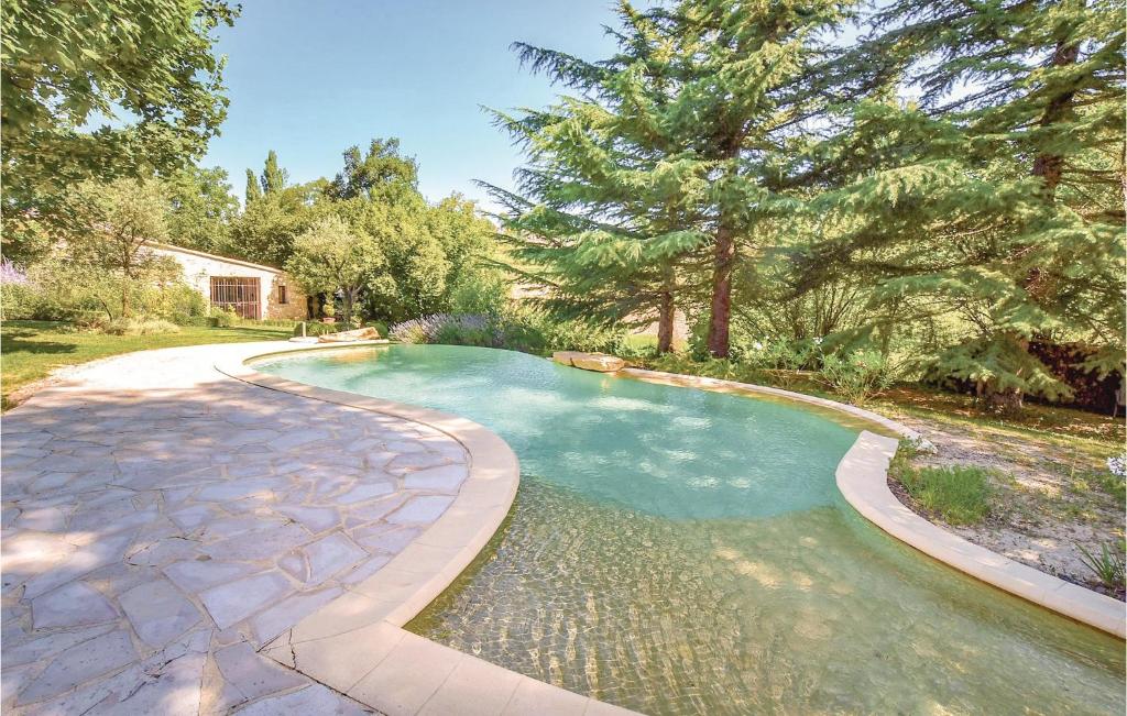 マロセーヌにあるAmazing Home In Malaucene With 1 Bedrooms, Wifi And Outdoor Swimming Poolの木の植わる庭のスイミングプール