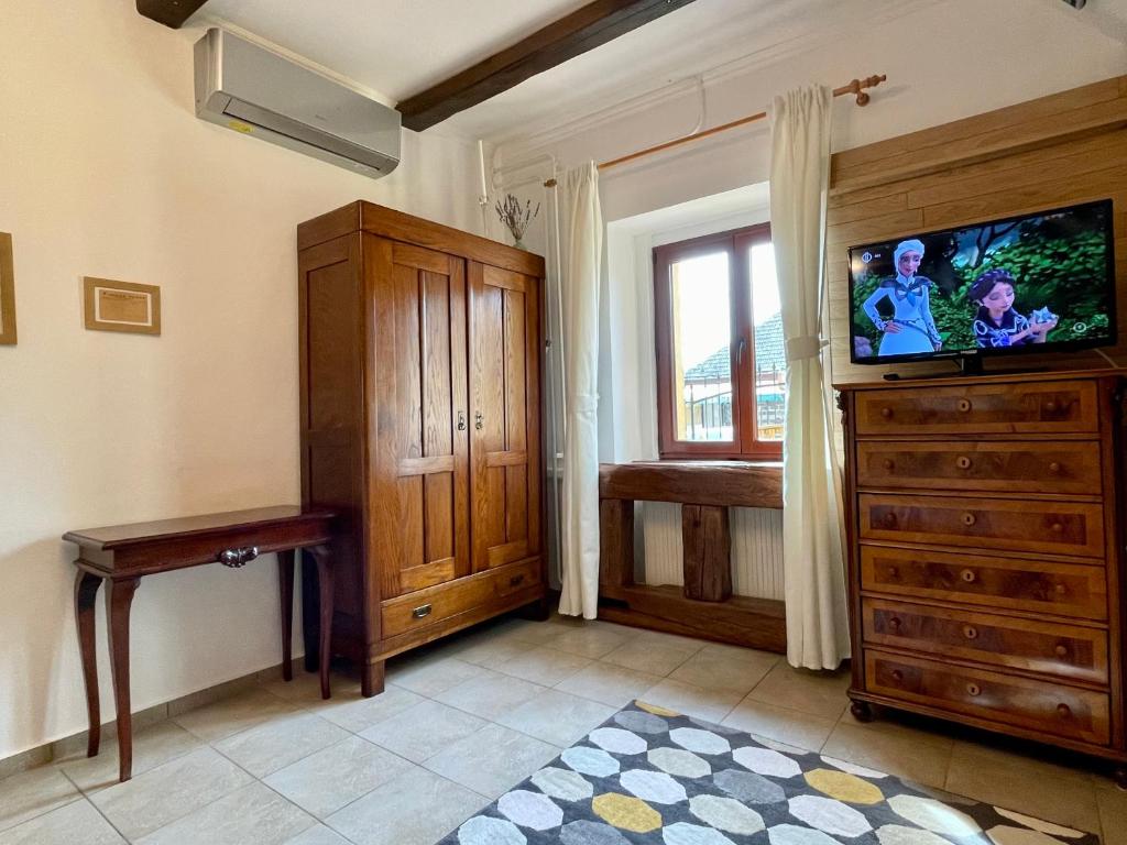 Televízia a/alebo spoločenská miestnosť v ubytovaní Vöröskő Apartman Alsóörs