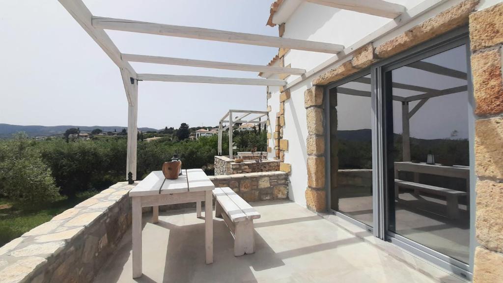 Balkón nebo terasa v ubytování Koroni Stone House, newly built studios by the sea