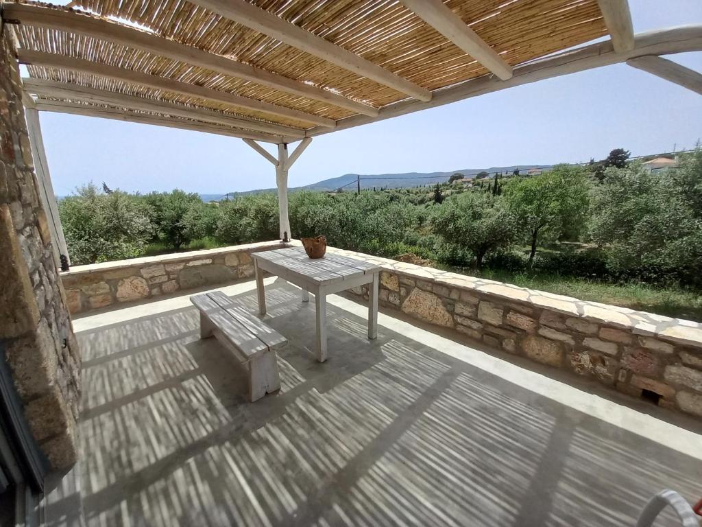 Balkón nebo terasa v ubytování Koroni Stone House, newly built studios by the sea