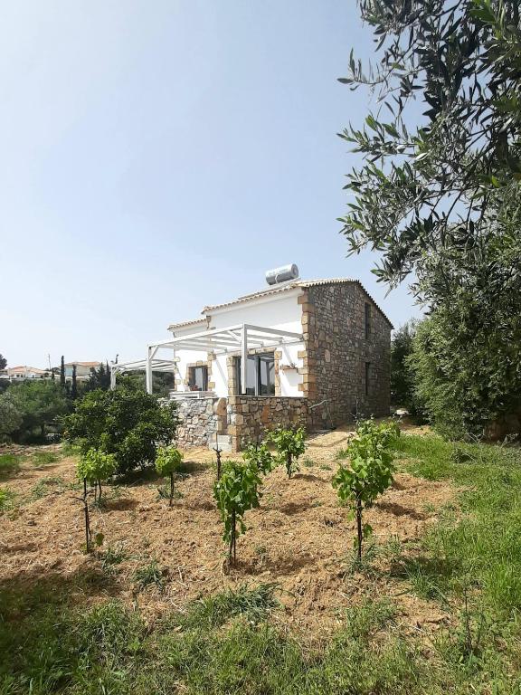 Zahrada ubytování Koroni Stone House, newly built studios by the sea