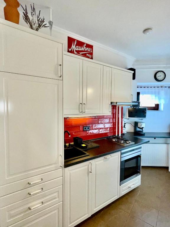 Kuchyňa alebo kuchynka v ubytovaní Vöröskő Apartman Alsóörs