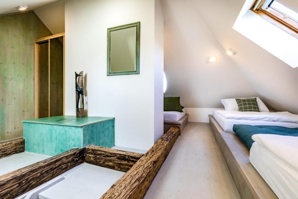 Postel nebo postele na pokoji v ubytování Wellness Hotel Zámeček
