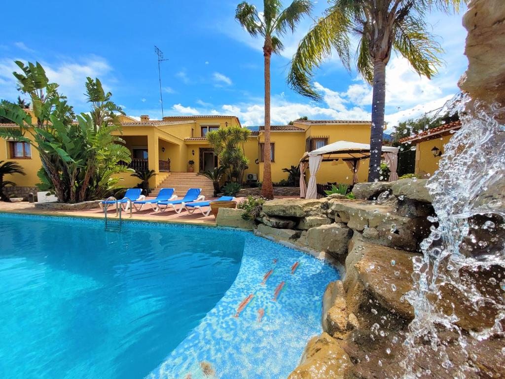 Villa with private pool and tennis court 150 metres from the ...